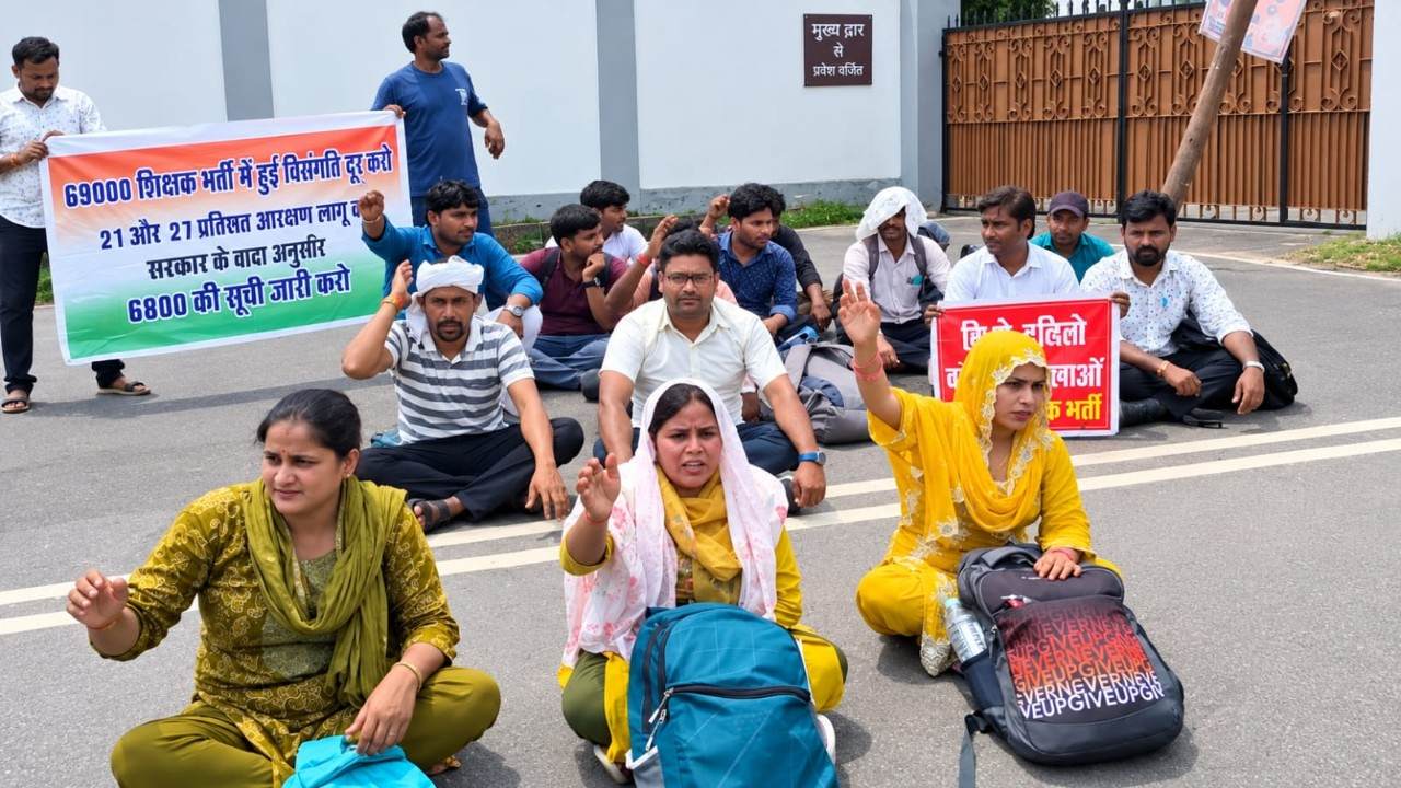 बेसिक शिक्षा मंत्री के आवास के बाहर बैठे अभ्यर्थी, Photo Credit : Social Media