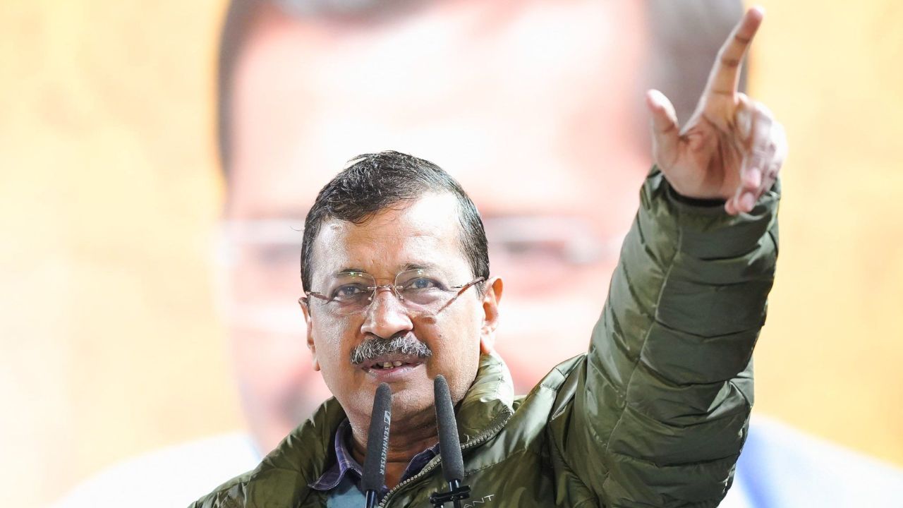 अवध ओझा और अरविंद केजरीवाल। (Photo Credit: PTI)
