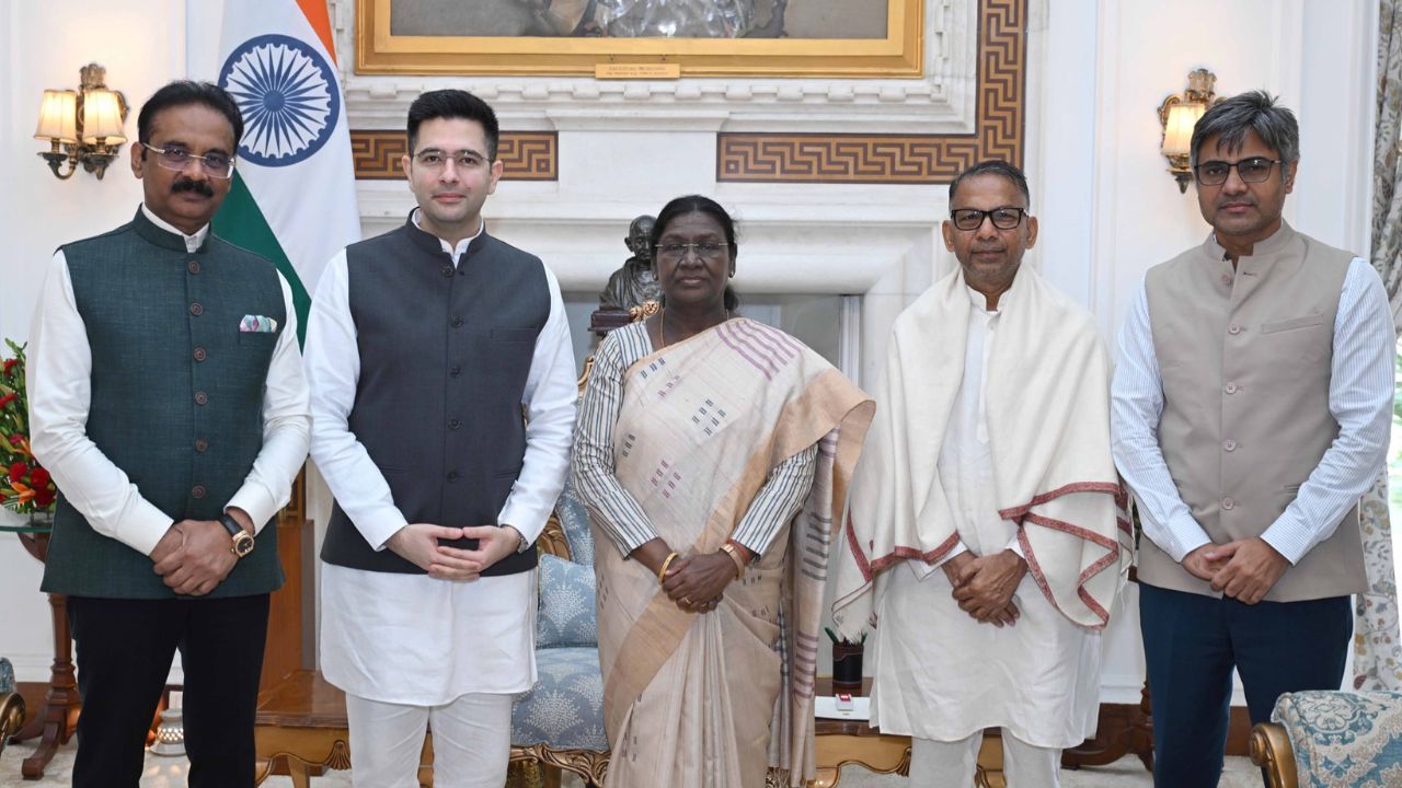 राष्ट्रपति के साथ आप के पूर्व नेता। Photo Credit- (@raghav_chadha)