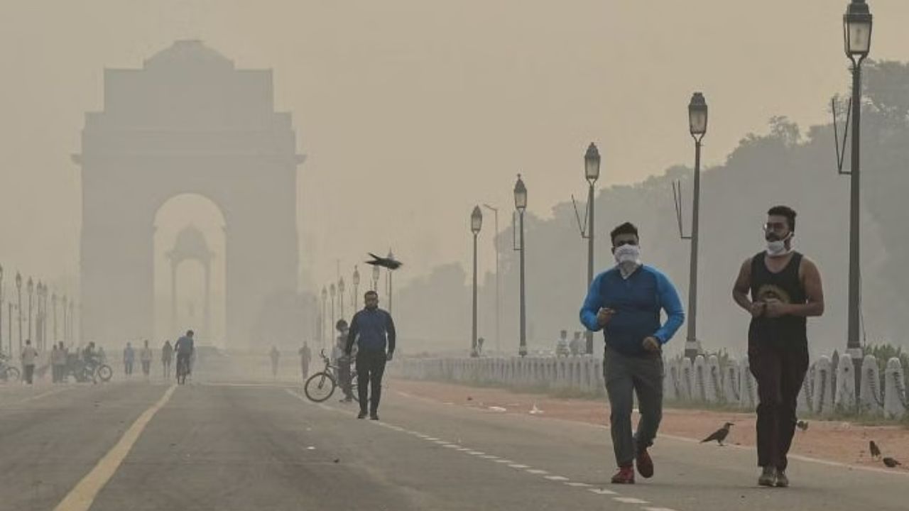 दिल्ली में वायु प्रदूषण खराब स्थिति में पहुंच गया है। (तस्वीर-PTI)