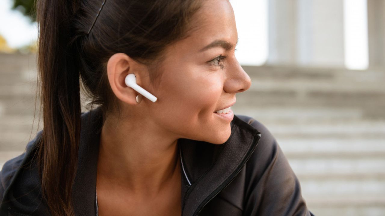 Image of girl with earphone