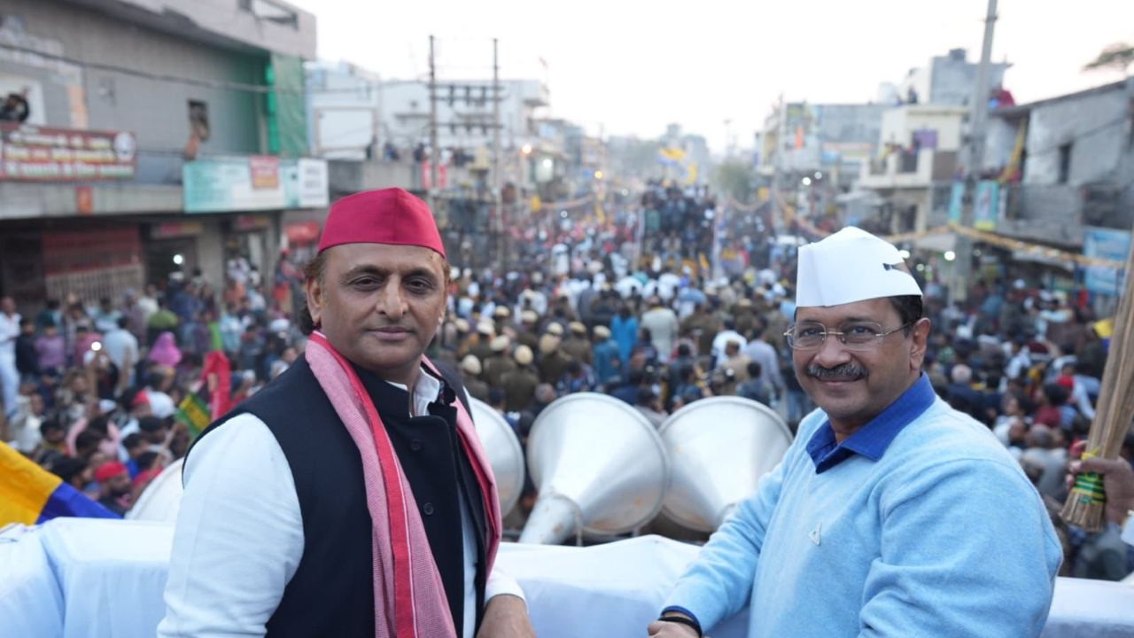 akhilesh kejriwal roadshow