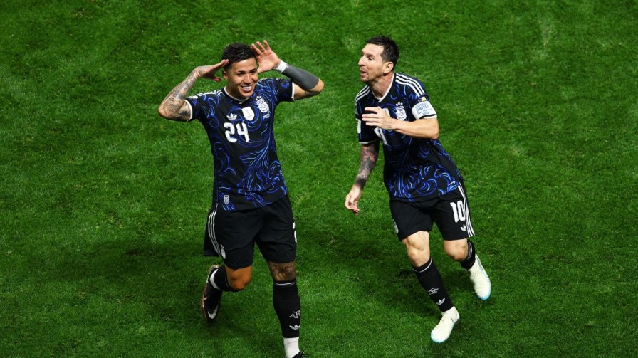 messi with teammates