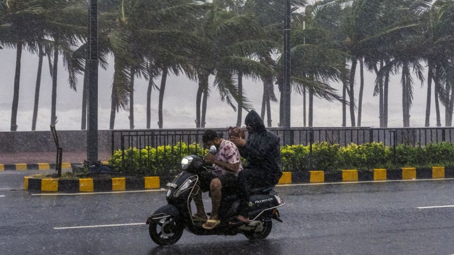 तटीय इलाकों में जोरदार बारिश