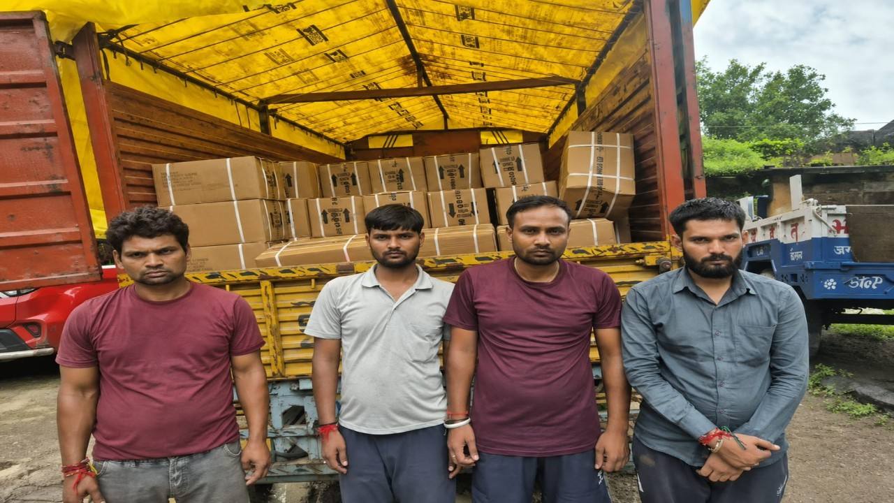 कोडीन कफ सिरप के साथ पकड़े गए आरोपी, Photo Credit : Social Media