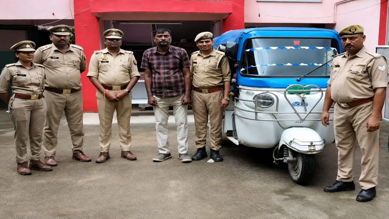 पुलिस हिरासत में पकड़ा गया आरोपी व बरामद ऑटो Photo Credit : Social Media
