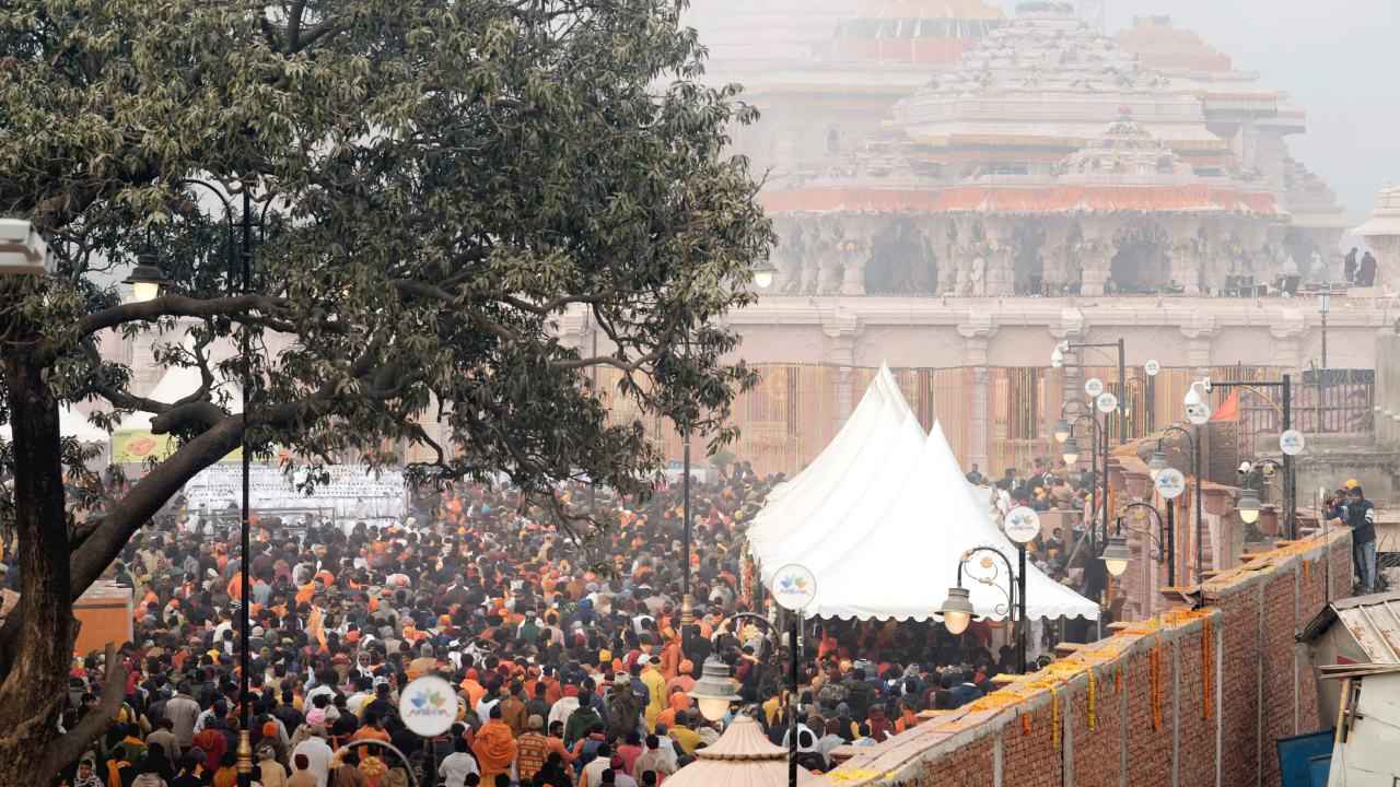 Ayodhya Dham crowd amid kumbh 2025