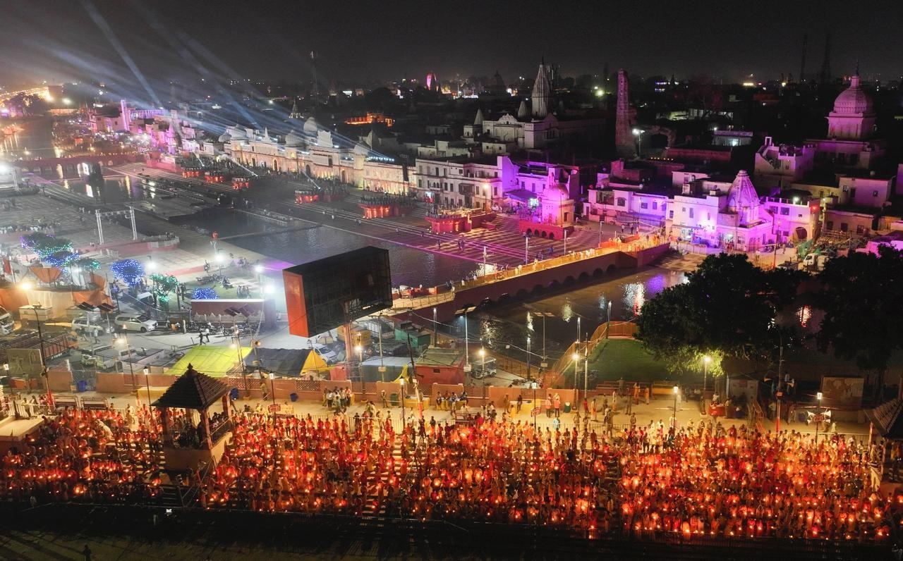 दीपमालाओं से सजी अयोध्या नगरी। दीपमालाओं से सजी अयोध्या नगरी।