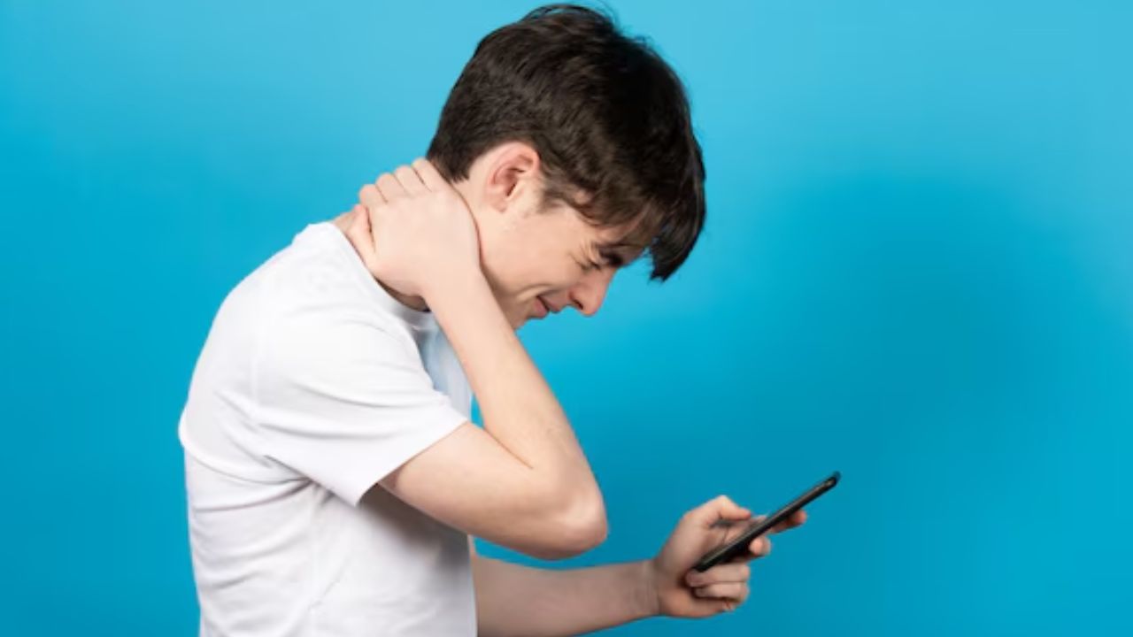 back pain caused using mobile phone