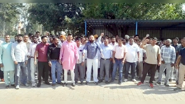 सरकार के खिलाफ नारेबाजी करते बिजली कर्मचारी