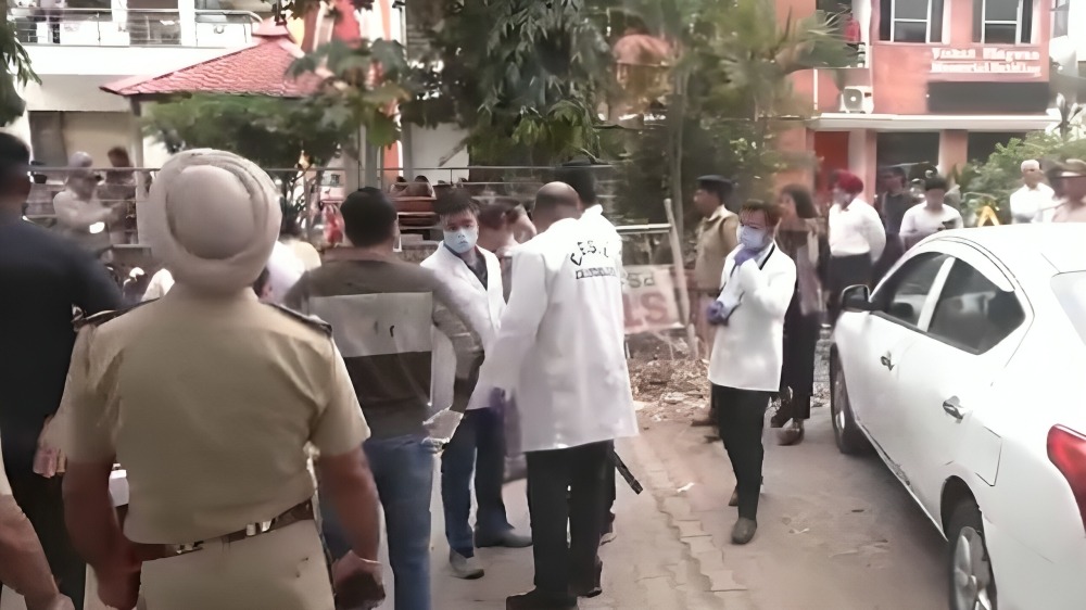 धमाके की जांच करते सुरक्षाकर्मी । Photo Credit: Videograb