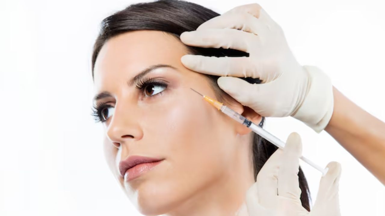 women doing botox treatment