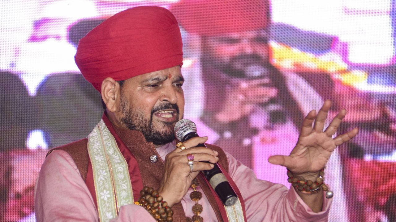 Brijbhushan sharan Singh on Hanumangarhi temple
