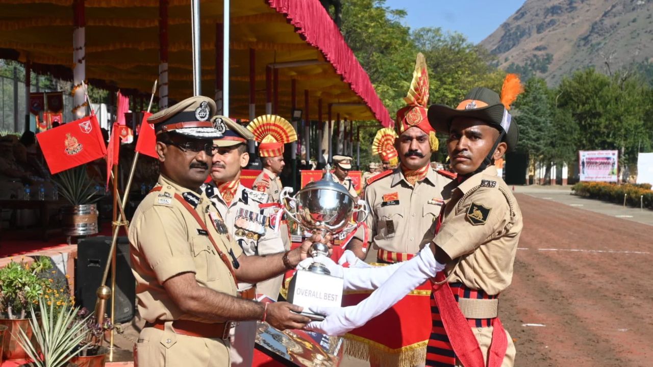 बीएसफ के दीक्षांत समारोह में ट्रॉफी प्राप्त करते जवान, Photo Credit-DPRO Kullu