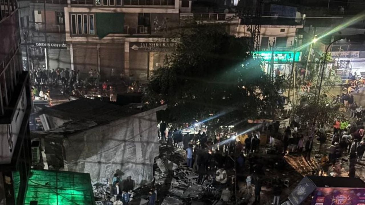 बिल्डिंग ढहने का स्थान । Photo Credit: Social Media