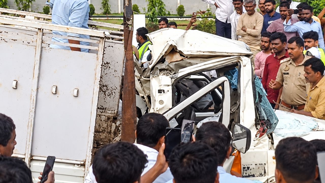 लखनऊ में क्षतिग्रस्त गाड़ी