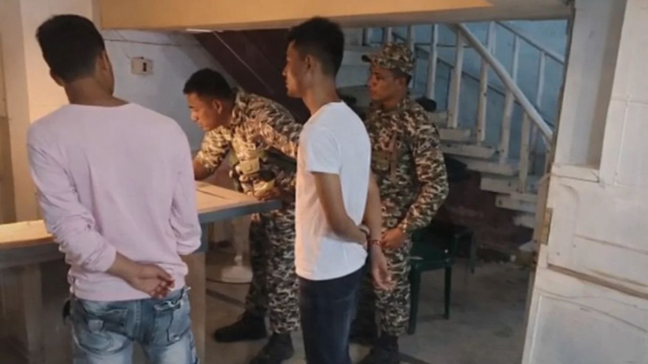 कैरम खेलते हुए जवान का वीडियो ग्रैब । Photo Credit: AI Generated