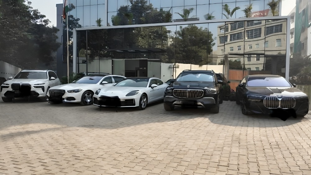 बरामद हुई कारें । Photo Credit: Social Media