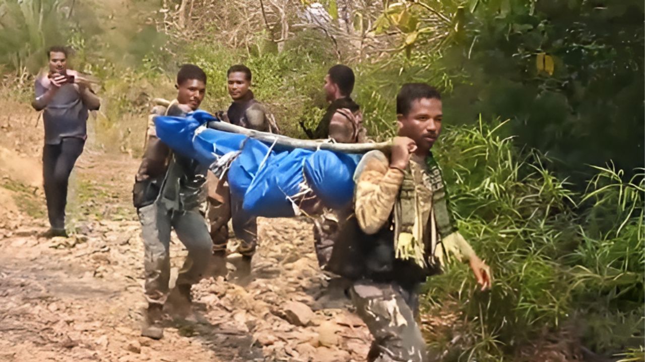 तिरपाल कफन, डंडा स्ट्रेचर, नक्सलियों की लाशों को कंधे पर ढो रहे जवान