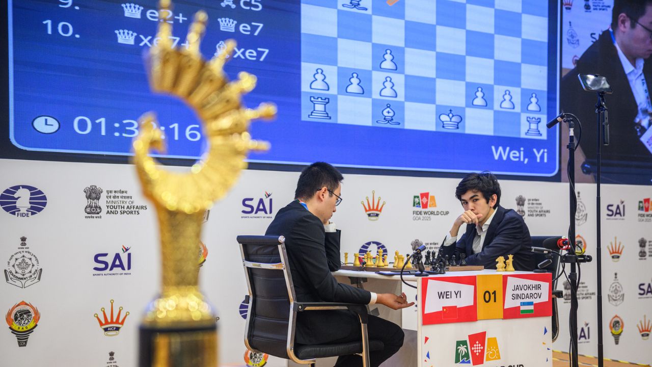 वेई ई और सिंडारोव । Photo Credit: Michal Walusza/FIDE