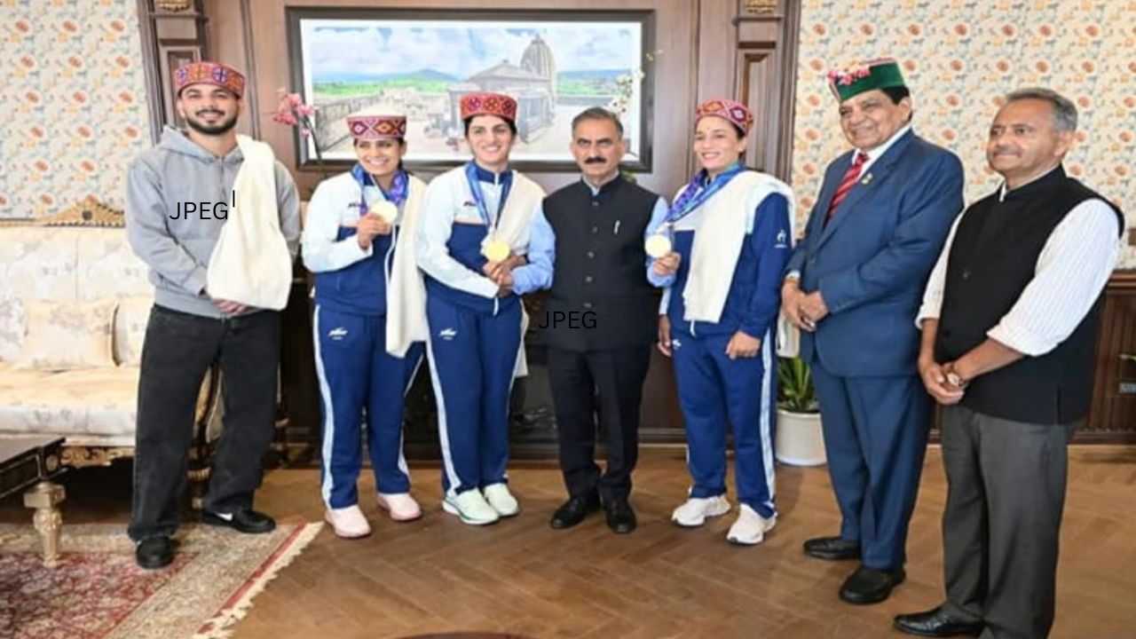 एशियन गेम्स चैंपियन बेटियां मुख्यमंत्री सुक्खू के साथ, Photo Credit-Social Media 