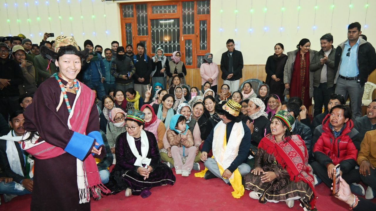स्पीति में ग्रामीणों के साथ संवाद करते मुख्यमंत्री सुक्खू, Photo Credit-DPR Shimla 