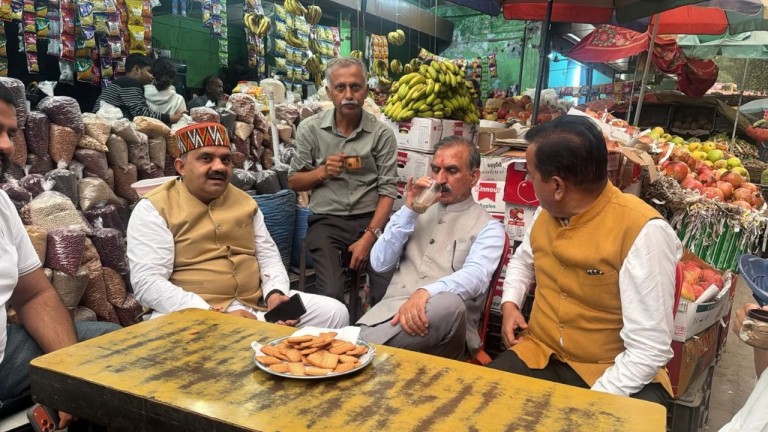 जनसभा के दौरान चाय की चुस्की लेते सीएम सुक्खू, Photo Credit-DPR Shimla