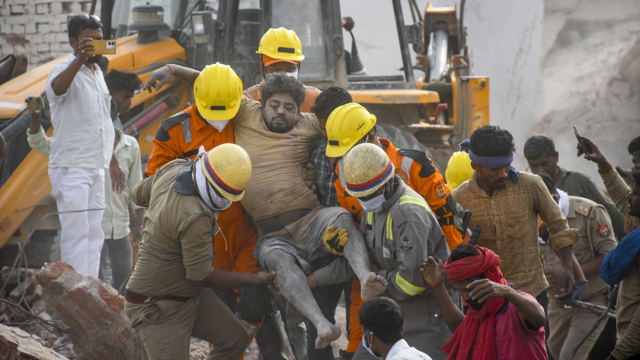 घायल मजदूर को रेस्क्यू करती टीम । Photo Credit: PTI