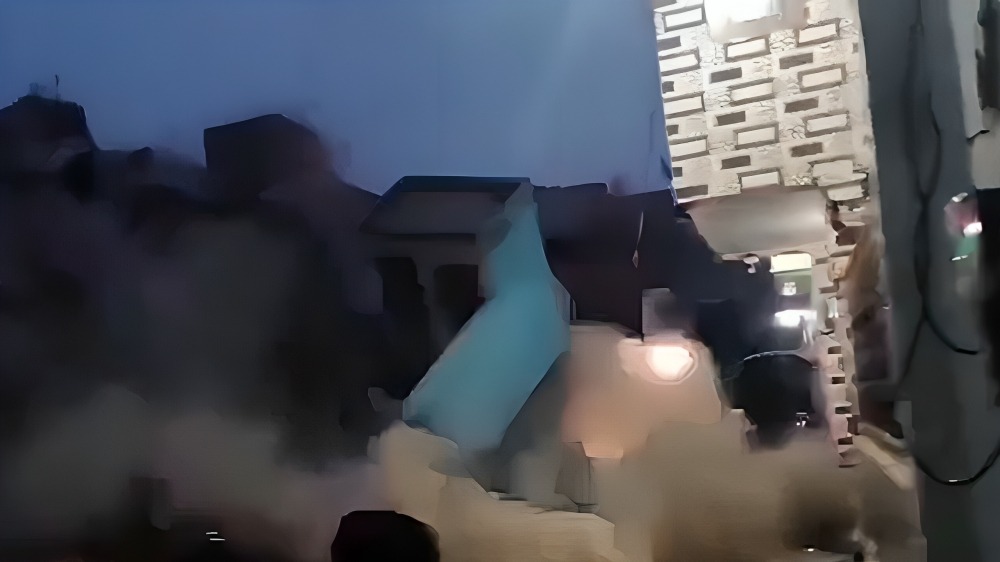 ढहने के बाद बिल्डिंग । Photo Credit: Videograb