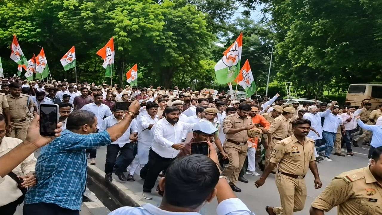 राजभवन की ओर जाते यूथ कांग्रेस के कार्यकर्ता, Photo Credit : Social Media