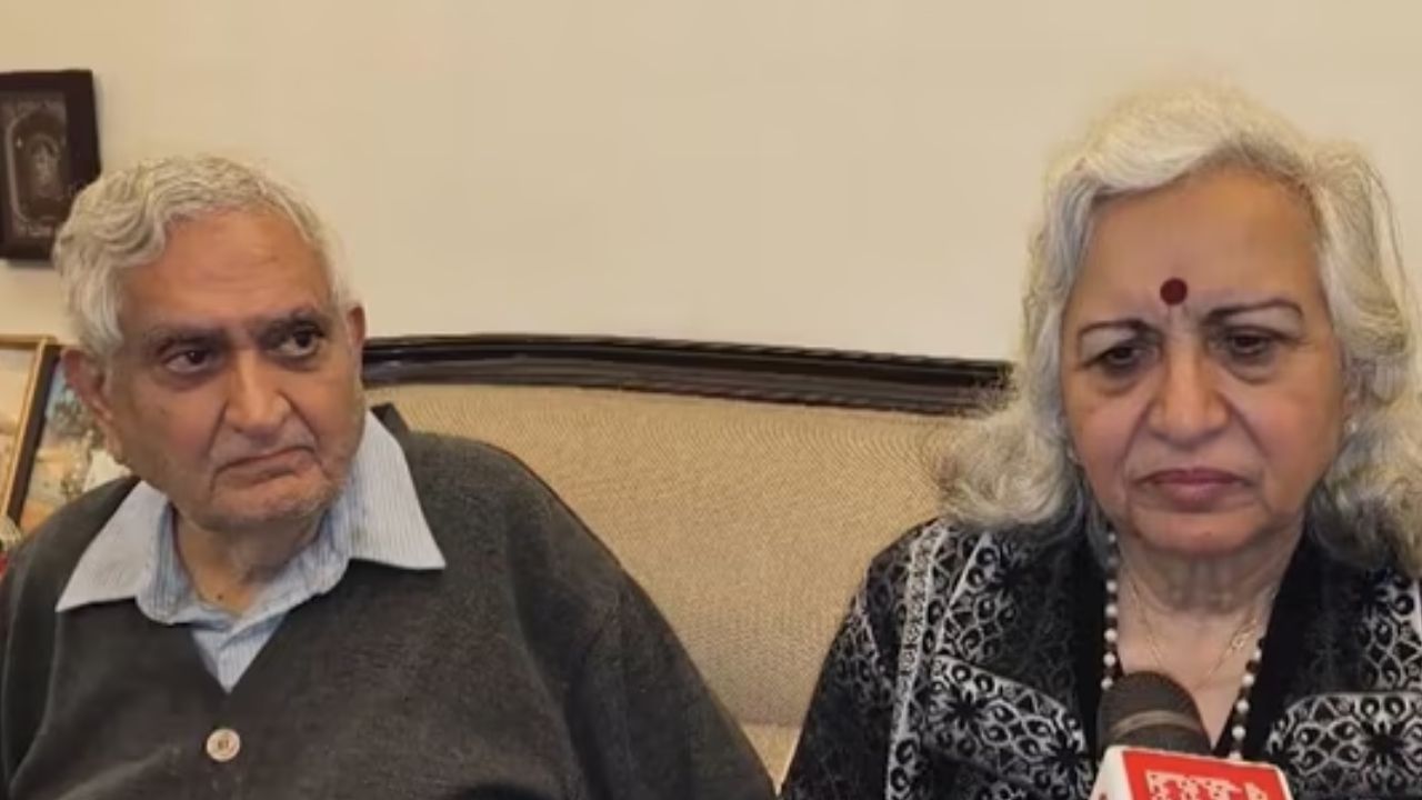 ठगी का शिकार हुए बुजुर्ग दंपत्ती। ( Photo Credit: PTI)