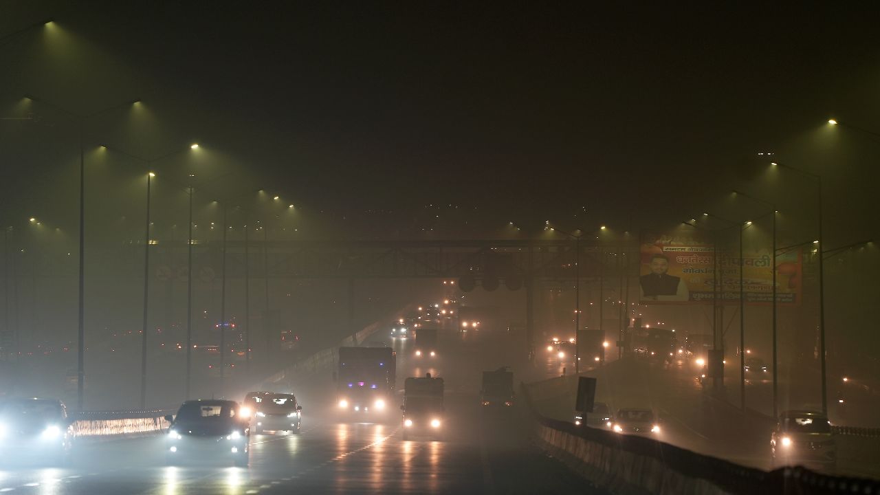 Smog on roads in Delhi