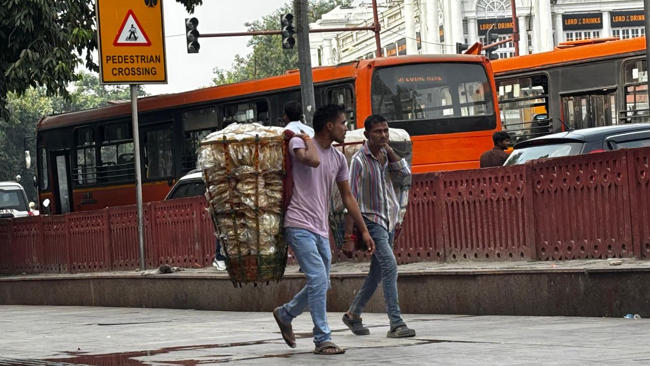 Delhi Cannaught Place Khabargaonn कनाट प्लेस पर स्ट्रीट वेंडर्स