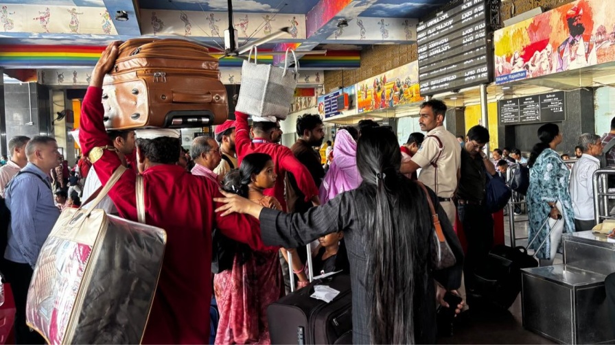New delhi railway station porters