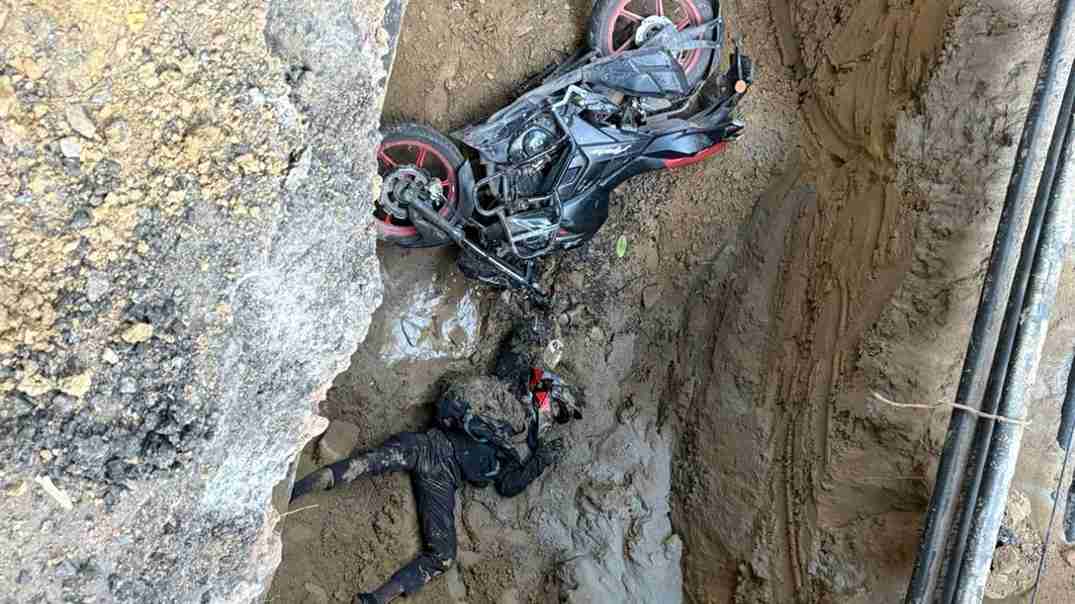 गड्ढे में गिरे युवक की फोटो । Photo Credit: Social Media