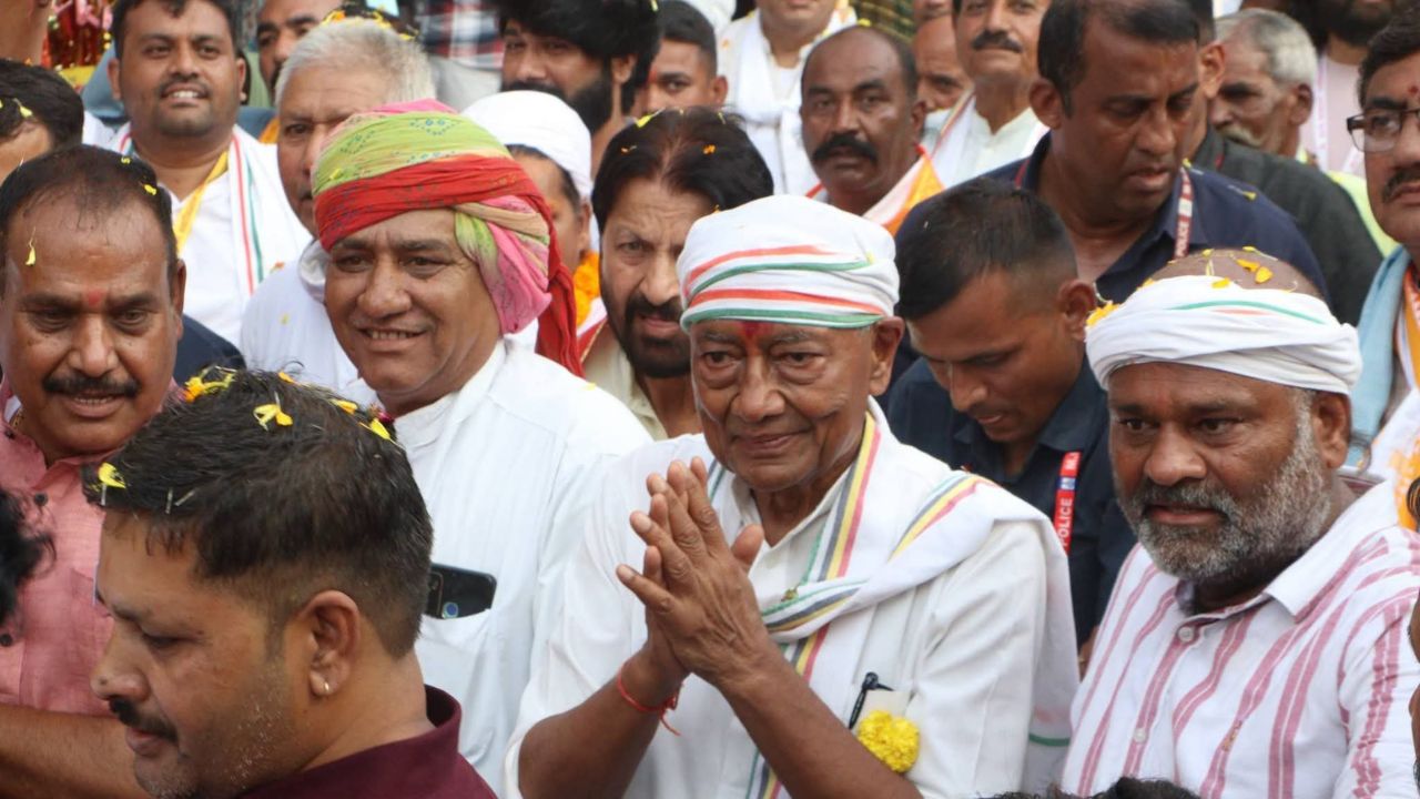 यात्रा के दौरान दिग्विजय सिंह