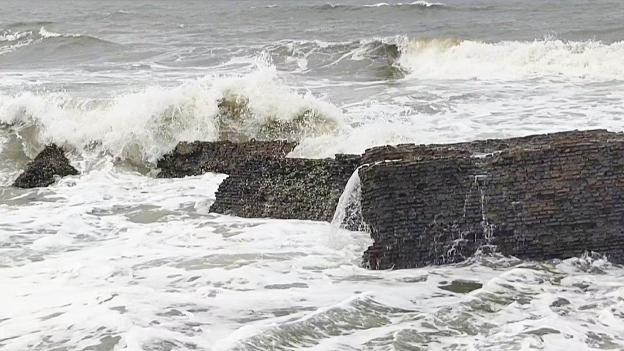 दित्वा की वजह से उठती लहर । Photo Credit: PTI