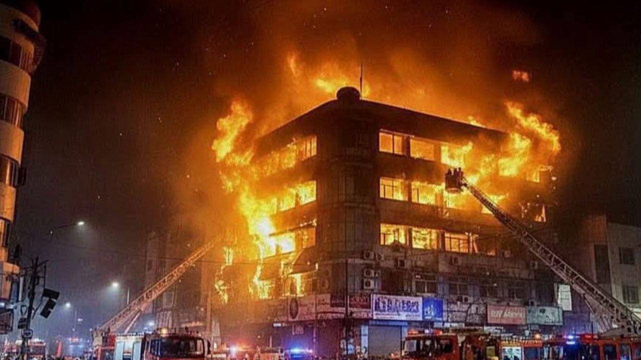 गुल प्लाजा में लगी आग । Photo Credit: Social Media