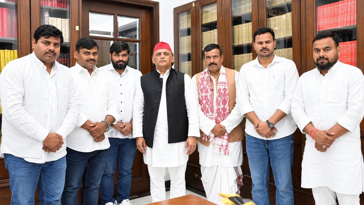 Bhavani Bhikh Shukla with Akhilesh Yadav भवानी भीख शुक्ला