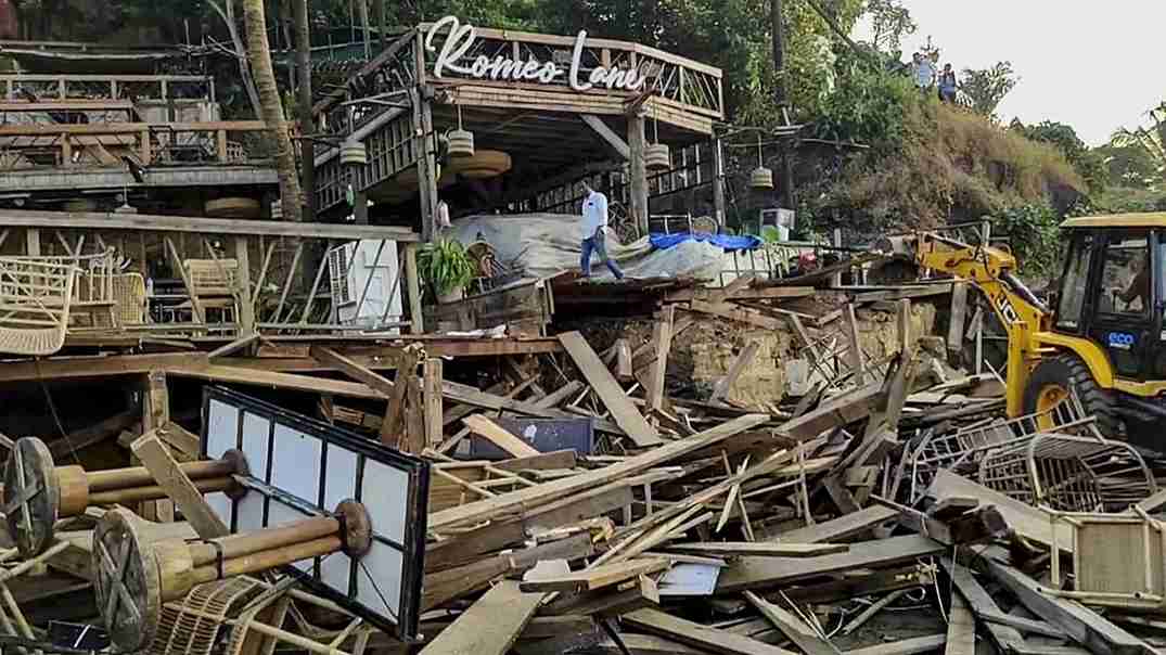 कार्रवाई के दौरान टूटा हुआ स्ट्रक्चर । Photo Credit: PTI