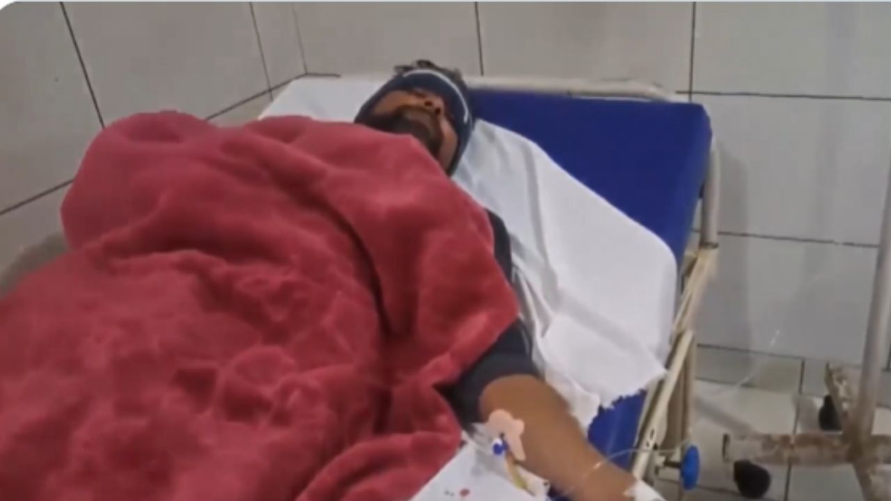 अस्पताल में बीमार व्यक्ति । Photo Credit: Vidoegrab