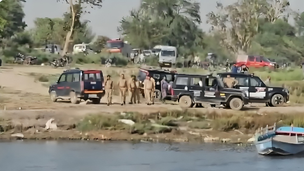 मौके पर मौजूद पुलिस । Photo Credit: Screengrab