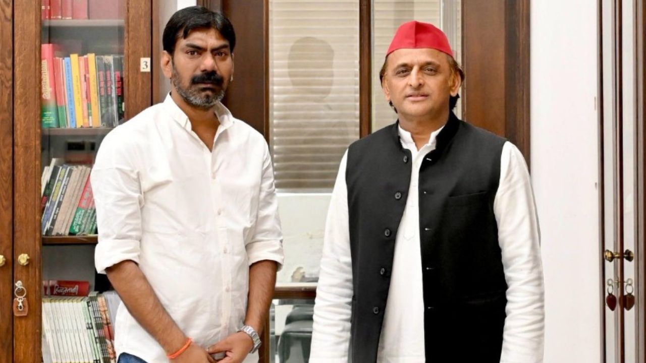 Gulshan Yadav with Akhilesh Yadav