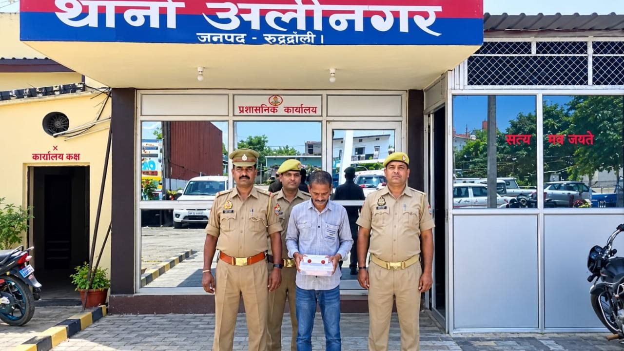 पुलिस हिरासत में पकड़ा गया तस्कर, Photo Credit : Social Media