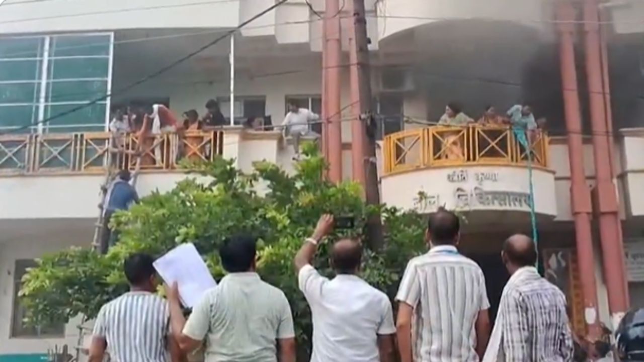 People standing outside hospital। Photo Credit: Screengrab of Hardoi