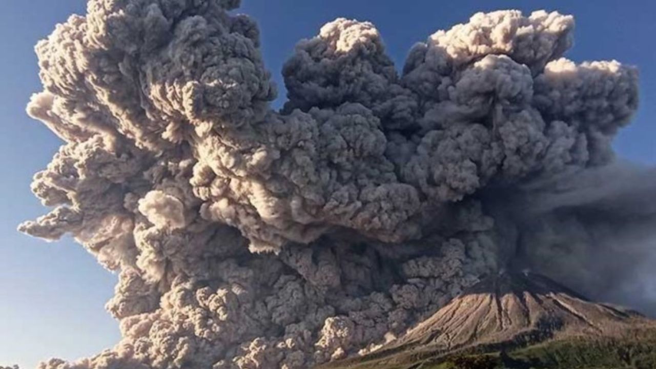 ज्वालामुखी से निकलता धुआं । Photo Credit: Social Media