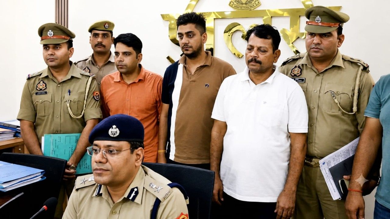 पुलिस हिरासत में पकड़े गए आरोपी, Photo Credit : Social Media