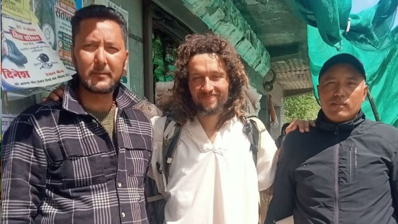 foreign tracker with locals