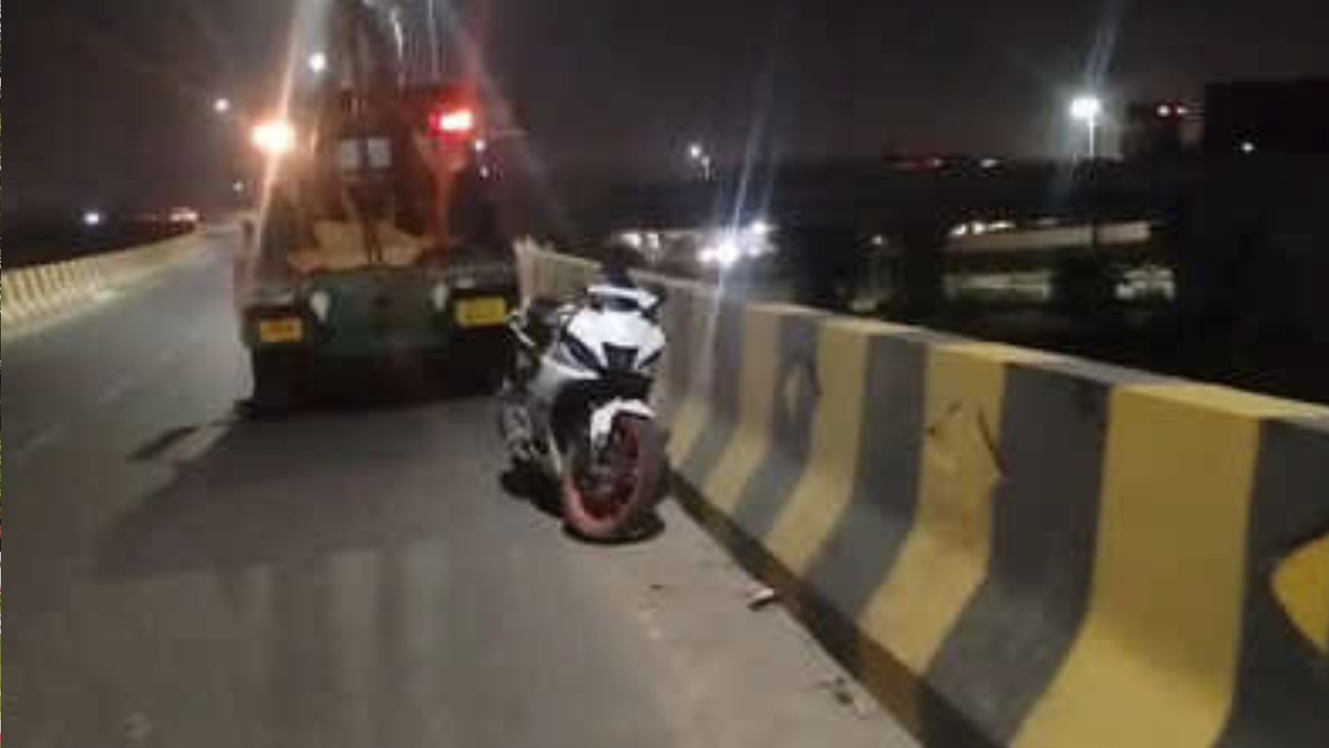 bike crash on Mukundpur flyover in Delhi