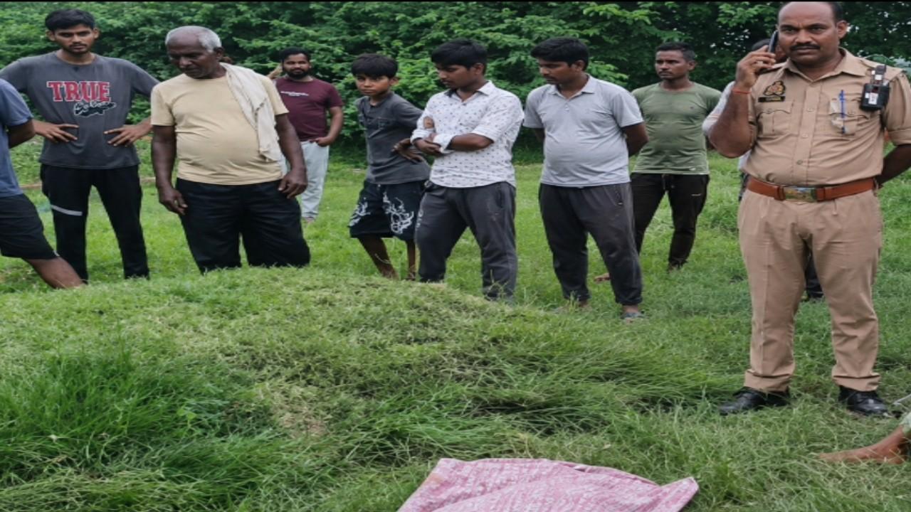 घटना स्थल पर लगी भीड़ व पुलिस, Photo Credit : Social Media